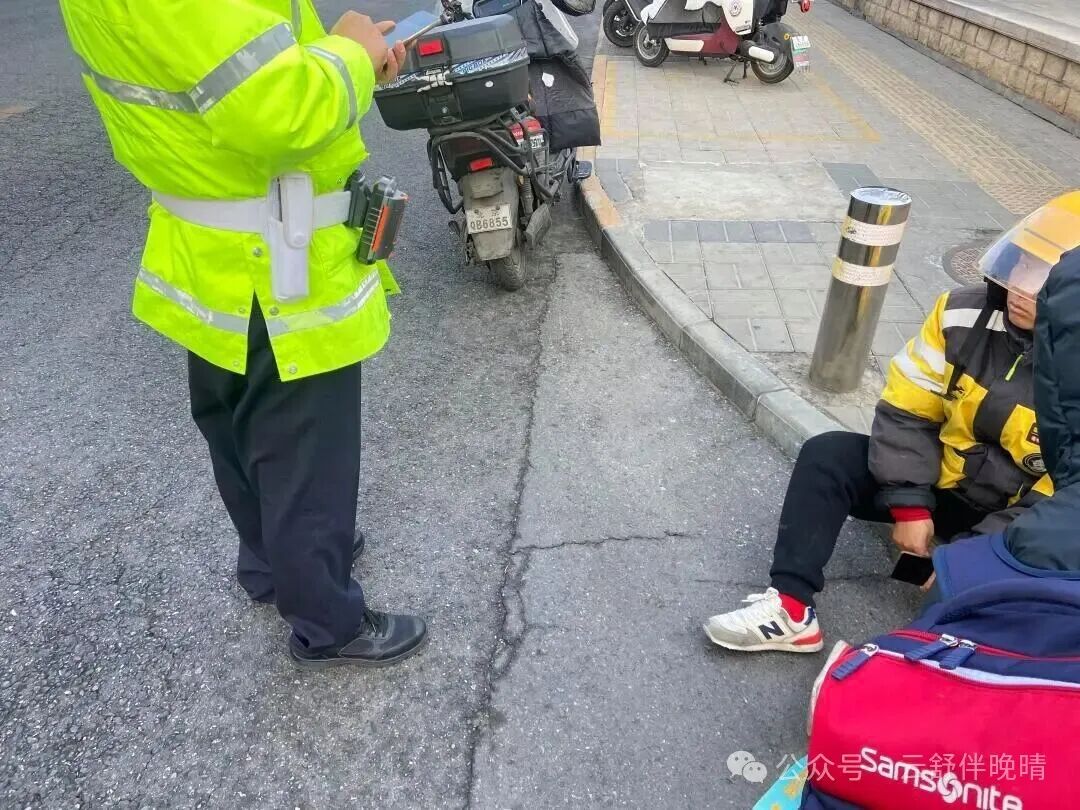 太扯了！外卖小哥撞我脚踝化脓，收500元私了5天后却去派出所把我告了