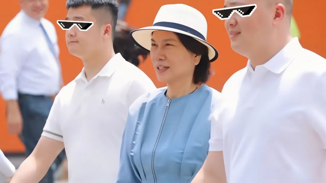 72岁董明珠状态太出圈！浅蓝裙配白礼帽，成都太古里街拍直接刷屏全网