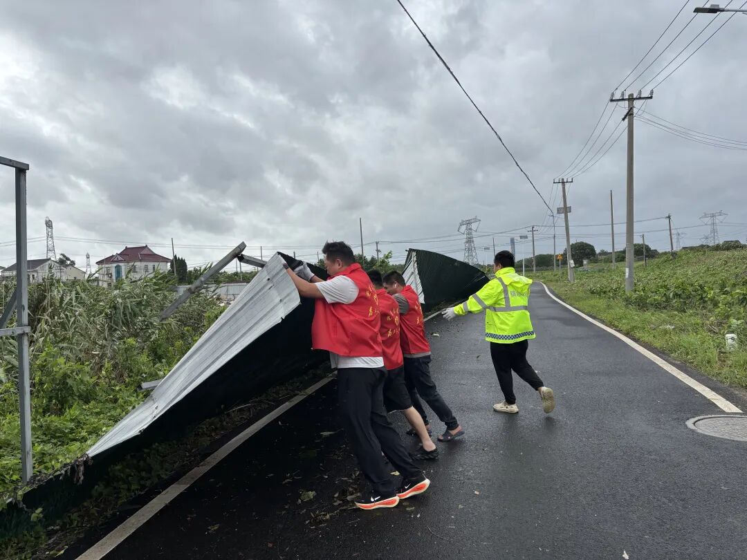 南潯區台風巴威守護必看！這些人风雨中徹夜守護，讓人心暖到融化