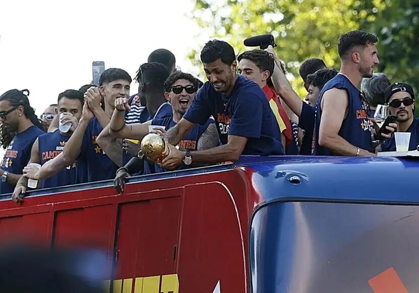 Celebración de España por el Mundial, en directo: recorrido de la rúa en Madrid, actuaciones en Cibeles y última hora de la selección hoy