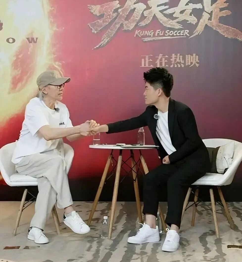 董宇辉采访周星驰翻车惨遭全网狂审判！这样一場頂流同框太扯了