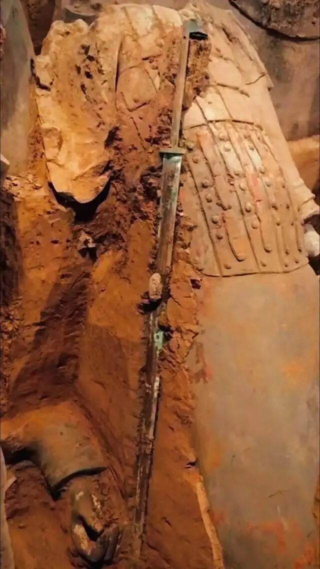 2026太扯！歐洲出土2900年青銅古劍 技術領先太神奇 考古現場超可疑