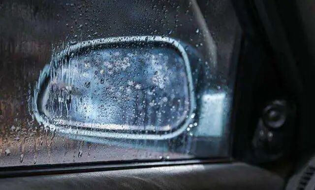 暴雨天側窗後視鏡全瞎?2026這招防雨方法太扯了,車主必看!