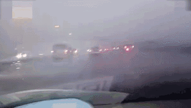暴雨天側窗後視鏡全瞎?2026這招防雨方法太扯了,車主必看!